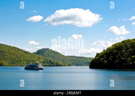 Blick auf Waldeck Castle mit Ausflugsboot, Stern of Waldeck, auf Lake Edersee im Kellerwald-Edersee Nationalpark, Schloss Waldeck, Lake Edersee, Hess Stockfoto