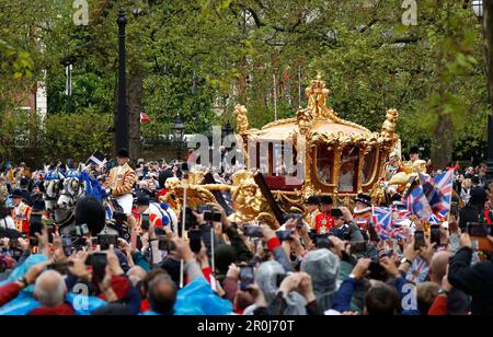 König Charles III. Und Königin Camilla reiten in der Gold State Coach zum Buckingham Place nach ihrer Krönung in Westminster Abbey am 6. Mai 2023 in London, England, Großbritannien am 6. Mai bilden sich weltweit Tausende von Menschen die traditionelle, aber verkürzte Route zwischen Buckingham Place und Westminster Abbey während der Krönung von König Karl III. Und Königin Camilla. 1821 Auf der Prozession vom Buckingham Palace zur Westminster Abbey wird der Diamond Jubilee State Coach und gezeigt Stockfoto