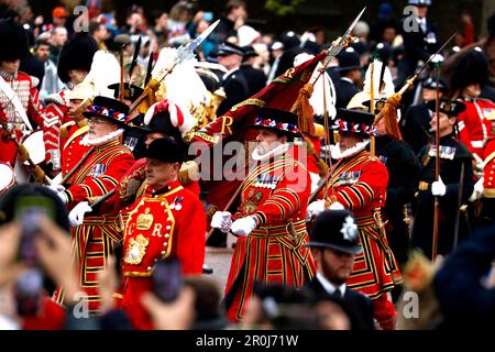 Die Militärprozession geht die Mall entlang, nach der Krönung von König Charles III. Und Königin Camilla in Westminster Abbey am 6. Mai 2023 in London, England, Großbritannien am 6. Mai bilden sich weltweit Tausende von Menschen die traditionelle, aber verkürzte Route zwischen Buckingham Place und Westminster Abbey während der Krönung von König Karl III. Und Königin Camilla. 1821 Auf der Prozession vom Buckingham Palace zur Westminster Abbey werden der Diamond Jubilee State Coach und das Gold zu sehen sein Stockfoto