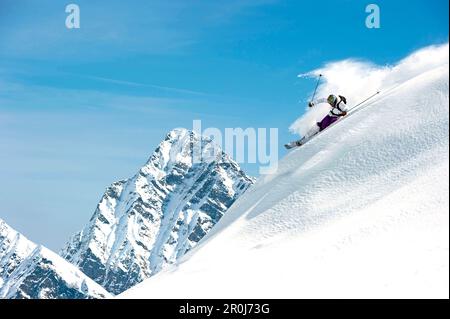 Skifahrer Skifahren im Tiefschnee, Asti, Piemont, Italien Stockfoto