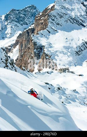 Skifahrer Skifahren im Tiefschnee, Asti, Piemont, Italien Stockfoto