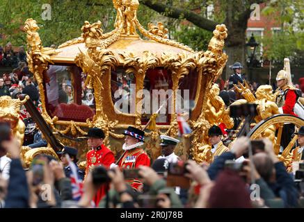 König Charles III. Und Königin Camilla reiten in der Gold State Coach zum Buckingham Place nach ihrer Krönung in Westminster Abbey am 6. Mai 2023 in London, England, Großbritannien am 6. Mai bilden sich weltweit Tausende von Menschen die traditionelle, aber verkürzte Route zwischen Buckingham Place und Westminster Abbey während der Krönung von König Karl III. Und Königin Camilla. 1821 Auf der Prozession vom Buckingham Palace zur Westminster Abbey wird der Diamond Jubilee State Coach und gezeigt Stockfoto