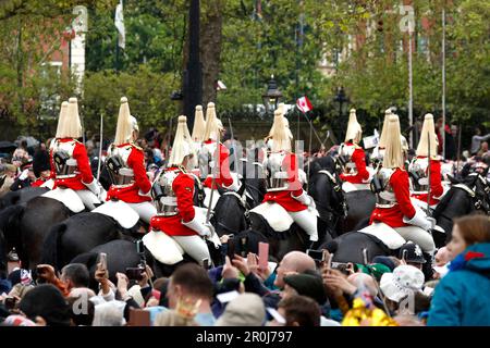 Die Militärprozession geht die Mall entlang, nach der Krönung von König Charles III. Und Königin Camilla in Westminster Abbey am 6. Mai 2023 in London, England, Großbritannien am 6. Mai bilden sich weltweit Tausende von Menschen die traditionelle, aber verkürzte Route zwischen Buckingham Place und Westminster Abbey während der Krönung von König Karl III. Und Königin Camilla. 1821 Auf der Prozession vom Buckingham Palace zur Westminster Abbey werden der Diamond Jubilee State Coach und das Gold zu sehen sein Stockfoto