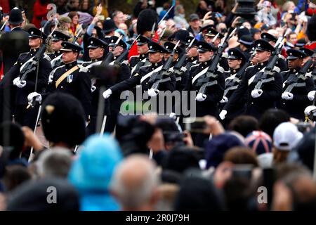 Die Militärprozession geht die Mall entlang, nach der Krönung von König Charles III. Und Königin Camilla in Westminster Abbey am 6. Mai 2023 in London, England, Großbritannien am 6. Mai bilden sich weltweit Tausende von Menschen die traditionelle, aber verkürzte Route zwischen Buckingham Place und Westminster Abbey während der Krönung von König Karl III. Und Königin Camilla. 1821 Auf der Prozession vom Buckingham Palace zur Westminster Abbey werden der Diamond Jubilee State Coach und das Gold zu sehen sein Stockfoto