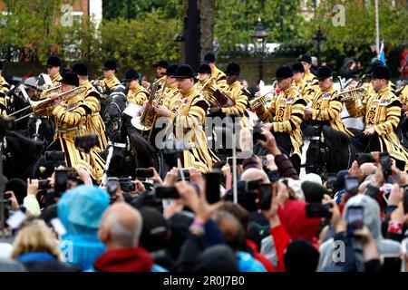 Die Militärprozession geht die Mall entlang, nach der Krönung von König Charles III. Und Königin Camilla in Westminster Abbey am 6. Mai 2023 in London, England, Großbritannien am 6. Mai bilden sich weltweit Tausende von Menschen die traditionelle, aber verkürzte Route zwischen Buckingham Place und Westminster Abbey während der Krönung von König Karl III. Und Königin Camilla. 1821 Auf der Prozession vom Buckingham Palace zur Westminster Abbey werden der Diamond Jubilee State Coach und das Gold zu sehen sein Stockfoto