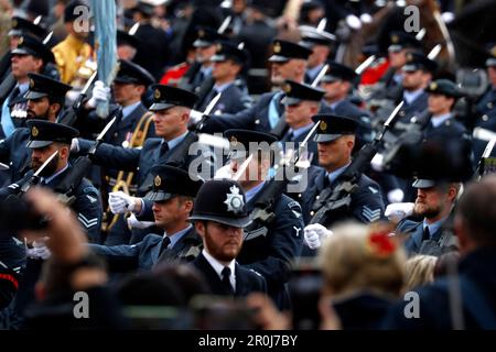 Die Militärprozession geht die Mall entlang, nach der Krönung von König Charles III. Und Königin Camilla in Westminster Abbey am 6. Mai 2023 in London, England, Großbritannien am 6. Mai bilden sich weltweit Tausende von Menschen die traditionelle, aber verkürzte Route zwischen Buckingham Place und Westminster Abbey während der Krönung von König Karl III. Und Königin Camilla. 1821 Auf der Prozession vom Buckingham Palace zur Westminster Abbey werden der Diamond Jubilee State Coach und das Gold zu sehen sein Stockfoto