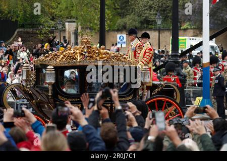 Kate (R), Prinzessin von Wales und Prinzessin Charlotte (L) fahren im Diamond Jubilee State Coach nach der Krönung in Westminster Abbey am 6. Mai 2023 in London, England, Großbritannien am 6. Mai bilden sich weltweit Tausende von Menschen die traditionelle, aber verkürzte Route zwischen Buckingham Place und Westminster Abbey während der Krönung von König Karl III. Und Königin Camilla. 1821 Auf der Prozession vom Buckingham Palace zur Westminster Abbey findet der Diamond Jubilee State Coac statt Stockfoto