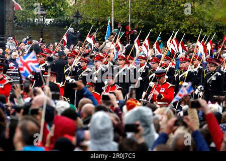 Die Militärprozession geht die Mall entlang, nach der Krönung von König Charles III. Und Königin Camilla in Westminster Abbey am 6. Mai 2023 in London, England, Großbritannien am 6. Mai bilden sich weltweit Tausende von Menschen die traditionelle, aber verkürzte Route zwischen Buckingham Place und Westminster Abbey während der Krönung von König Karl III. Und Königin Camilla. 1821 Auf der Prozession vom Buckingham Palace zur Westminster Abbey werden der Diamond Jubilee State Coach und das Gold zu sehen sein Stockfoto