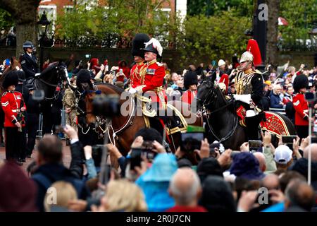 Die Militärprozession geht die Mall entlang, nach der Krönung von König Charles III. Und Königin Camilla in Westminster Abbey am 6. Mai 2023 in London, England, Großbritannien am 6. Mai bilden sich weltweit Tausende von Menschen die traditionelle, aber verkürzte Route zwischen Buckingham Place und Westminster Abbey während der Krönung von König Karl III. Und Königin Camilla. 1821 Auf der Prozession vom Buckingham Palace zur Westminster Abbey werden der Diamond Jubilee State Coach und das Gold zu sehen sein Stockfoto