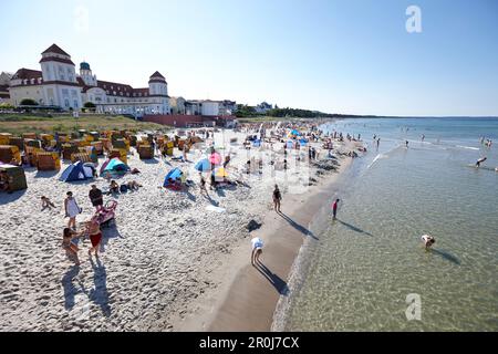 Blick am Strand nach Kurhaus im Hintergrund, Badeort Binz, Insel Rügen, Mecklenburg-Vorpommern, Deutschland Stockfoto