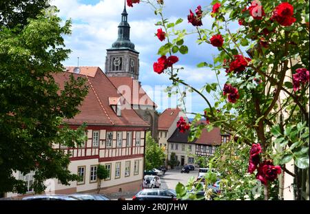 Holzrahmenhäuser und Kirche in Koenigsberg, Hassberge, Niederfrankreich, Bayern Stockfoto