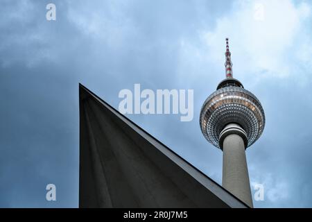 Abstrakter Blick bis zum Fernsehturm am Alexanderplatz, Berlin Stockfoto