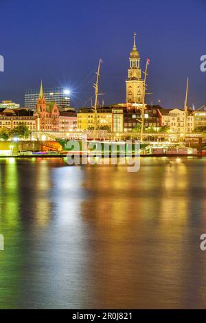 Fluss Elbe mit Museum Schiff Rickmer Rickmers und Kirche St. Michaelis, Michel, im Hintergrund, in der Nacht, Hamburg, Deutschland Stockfoto