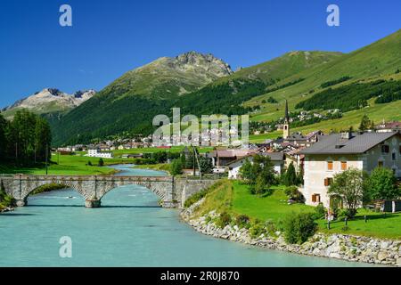 Blick über den Fluss Inn, S-Chanf, La Plaiv, Oberengadin, Kanton Graubündens, der Schweiz Stockfoto