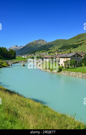 Blick über den Fluss Inn, S-Chanf, La Plaiv, Oberengadin, Kanton Graubündens, der Schweiz Stockfoto