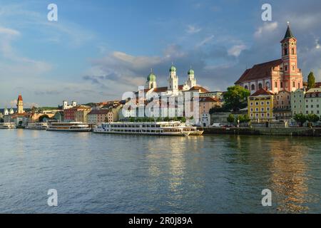 Blick über die Donau zum Altstadt mit Kirche St. Paul und St. Stephans Cathedral, Passau, Niederbayern, Deutschland Stockfoto