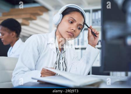 Wissenschaft ist es wert, studiert zu werden. Ein junger Wissenschaftler, der in einem Labor forscht. Stockfoto