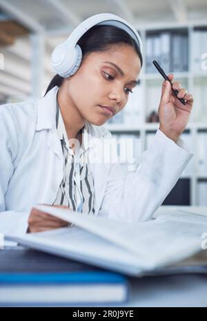 Naturwissenschaftliche Fähigkeiten sind Lebenskompetenzen. Ein junger Wissenschaftler, der in einem Labor forscht. Stockfoto