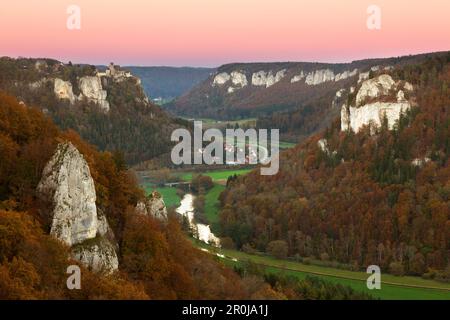 Blick über die Donau zur Burg Werenwag, zum Naturpark obere Donau, Baden-Württemberg, Deutschland Stockfoto
