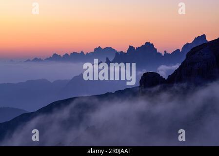 Nebel mit Dolomitenzinseln, Alpenhütte, Auronzo Huette, drei Zinnen, Tre Cime di Lavaredo, UNESCO-Weltkulturerbe Dolomiten, Dolomiten, Venet Stockfoto