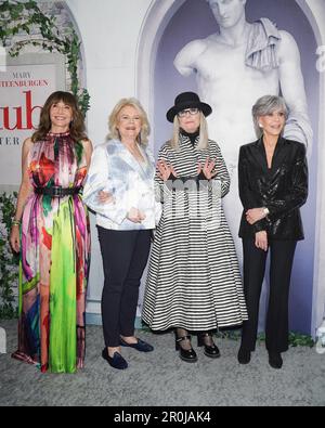 New York, New York, USA. 8. Mai 2023. Mary Steenburgen, Candice Bergen, Diane Keaton, Jane Fonda bei Ankunft für BOOK CLUB: THE NEXT CHAPTER Premiere, AMC Lincoln Square 13, New York, NY 8. Mai 2023. Kredit: Kristin Callahan/Everett Collection/Alamy Live News Stockfoto