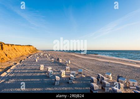 Überdachte Strandliegen aus Korbweiden am Strand, Rotes Kliff, Kampen, Sylt, Schleswig-Holstein, Deutschland Stockfoto