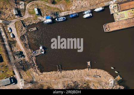 Yachthafen im Hafen der Insel Sobieszewo. Luftaufnahme von der Drohne des grünen Viertels Danzig an der Weichsel im Frühling. Stockfoto