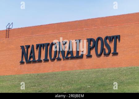 Calgary, Alberta, Kanada. 7. Mai 2023. Ein Nachrichtenschild der National Post auf einem Gebäude. Stockfoto