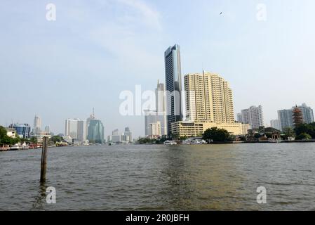 Baan Chaopraya Gebäude, Banyan Tree Residences Riverside und Chee Chin Khor Pagode. Bangkok, Thailand. Stockfoto