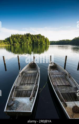 Boote auf dem See Langbuergner sehen, Bad Endorf, Chiemgau, Oberbayern, Bayern, Deutschland Stockfoto