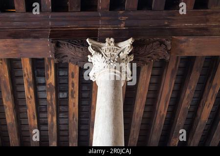 Säule, Holzdecke Innenraum der Eingangshalle Scuola Grande di San Marco, heute das Stadtkrankenhaus, Venedig, Italien Stockfoto