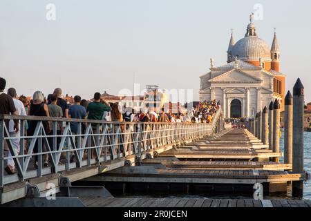 Festa del Redentore, Festtag in Redentore, danke, dass die Pest zu Ende ging, Pontonbrücke wird jährlich über dem Giudecca-Kanal gebaut, Sonnenuntergang, Sonntag des 3. Jul Stockfoto