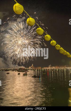 Festa del Redentore, Festtag in Redentore, danke, dass die Pest zu Ende ging, Pontonbrücke wird jährlich über dem Giudecca-Kanal gebaut, Sonnenuntergang, Sonntag des 3. Jul Stockfoto