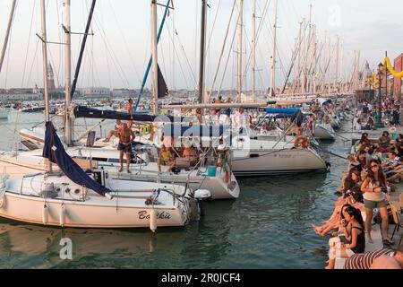 Festa del Redentore, Festtag in Redentore, danke, dass die Pest zu Ende ging, Pontonbrücke wird jährlich über dem Giudecca-Kanal gebaut, Sonnenuntergang, Sonntag des 3. Jul Stockfoto