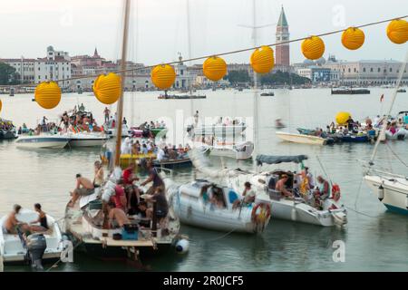 Festa del Redentore, Festtag in Redentore, danke, dass die Pest zu Ende ging, Pontonbrücke wird jährlich über dem Giudecca-Kanal gebaut, Sonnenuntergang, Sonntag des 3. Jul Stockfoto