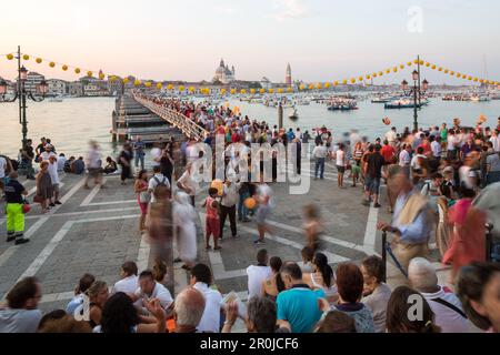 Festa del Redentore, Festtag in Redentore, danke, dass die Pest zu Ende ging, Pontonbrücke wird jährlich über dem Giudecca-Kanal gebaut, Sonnenuntergang, Sonntag des 3. Jul Stockfoto