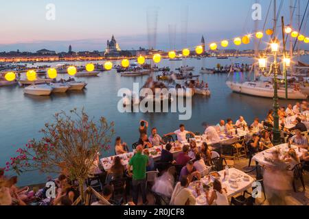 Festa del Redentore, Festtag in Redentore, danke, dass die Pest endete, Pontonbrücke, die jährlich über dem Giudecca-Kanal gebaut wird, Sonnenuntergang, Sommerabend, 3 Stockfoto