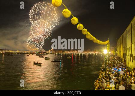 Festa del Redentore, Festtag in Redentore, danke, dass die Pest zu Ende ging, Pontonbrücke wird jährlich über dem Giudecca-Kanal gebaut, Sonnenuntergang, Sonntag des 3. Jul Stockfoto