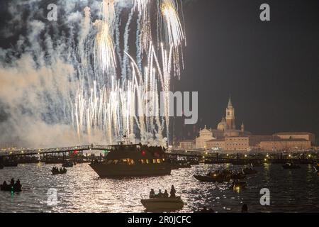 Festa del Redentore, Festtag in Redentore, danke, dass die Pest zu Ende ging, Pontonbrücke wird jährlich über dem Giudecca-Kanal gebaut, Sonnenuntergang, Sonntag des 3. Jul Stockfoto