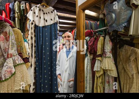 Kostümschneider, Francesco Briggi, Kunsthandwerker, historisch, Atelier Pietro Longhi, Workshop, Verleih, Karneval, maßgeschneidert, Venedig, Italien Stockfoto