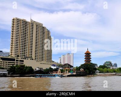 Baan Chaopraya Gebäude und die Chee Chin Khor Pagode. Bangkok, Thailand. Stockfoto