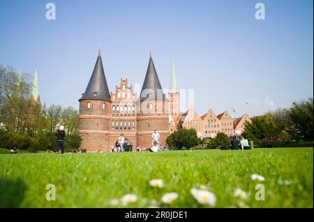 Holstentor mit Salz Lagerhäuser und Kirchen von St. Peter und St. Maria im Hintergrund, Lübeck, Schleswig-Holstein, Deutschland Stockfoto