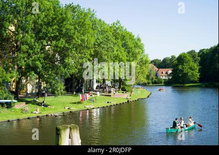 Kanufahren auf der Trave, Lübeck, Schleswig-Holstein, Deutschland Stockfoto