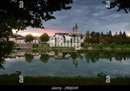 Tournus am Ufer der Saone am Abend, Saon-et-Loire, Burgund, Frankreich Stockfoto