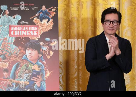 Washington, Vereinigte Staaten. 08. Mai 2023. Schauspieler Ke Huy Quan nimmt an einer Vorführung der „American Born Chinese“ Teil, einer Action-Comedy-Fernsehserie zur Feier des Monats des asiatischen amerikanischen, hawaiianischen und pazifischen Islander Heritage Month im East Room des Weißen Hauses in Washington, DC, 8. Mai 2023. Kredit: Chris Kleponis/Pool über CNP/dpa/Alamy Live News Stockfoto