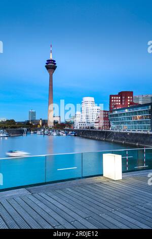 Moderne Gebäude und Fernsehturm am Abend, Neuer Zollhof, Medienhafen, Düsseldorf, Nordrhein-Westfalen, Deutschland Stockfoto