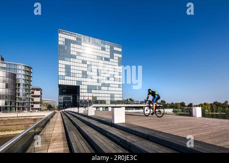 Radfahrer, Hyatt Hotel, Media Harbour, Düsseldorf, Nordrhein-Westfalen, Deutschland Stockfoto