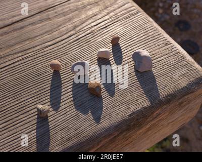 Kieselsteine auf einer Holzbank, Kallbrunn Alp, Lofer, Salzburger Land, Österreich Stockfoto