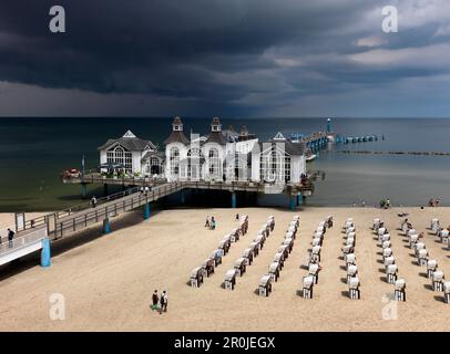 Stürmischen Wolken über Pier von Sellin, Rügen, Mecklenburg-Western Pomerania, Deutschland Stockfoto