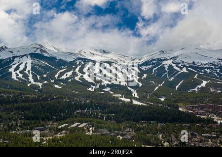 Breckenridge, Colorado im Winter während des Tages mit den Bergen im Hintergrund Stockfoto